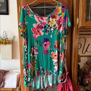 Cable & Gauge Multicolor Floral Short Sleeve Top